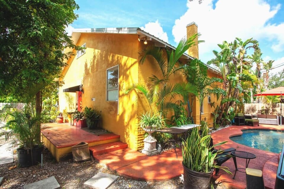 Private pool & hot tub (jacuzzi) area for guest use.