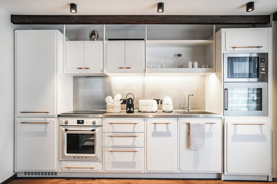 Appartement Isabella - Maison Lyret | Private kitchen | Full-size fridge, microwave, oven, stovetop
