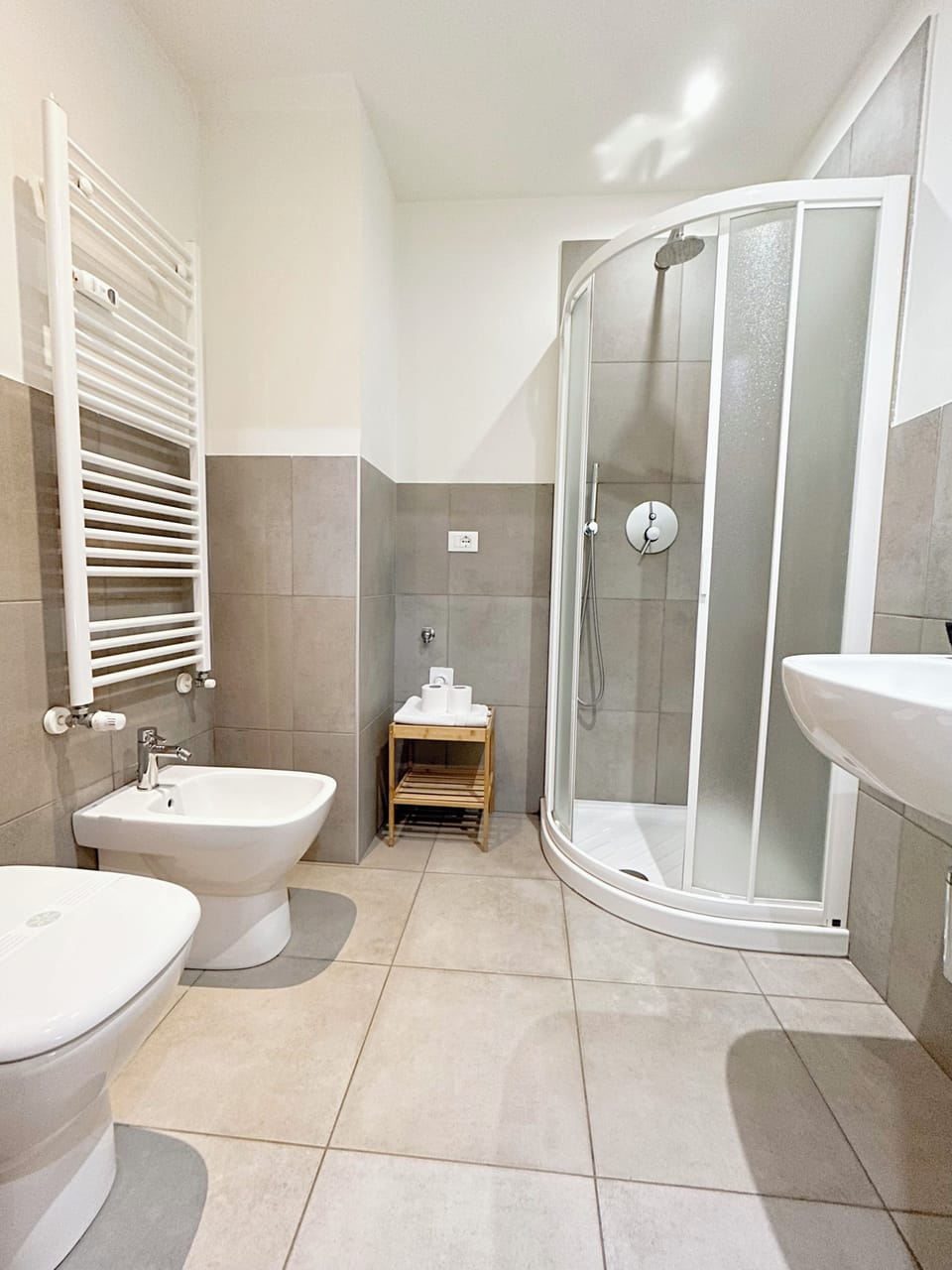 Elite Double Room | Bathroom | Shower, free toiletries, hair dryer, towels