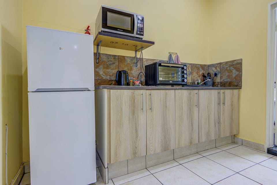 Luxury Double Room | Private kitchen | Mini-fridge, microwave, electric kettle, cookware/dishes/utensils