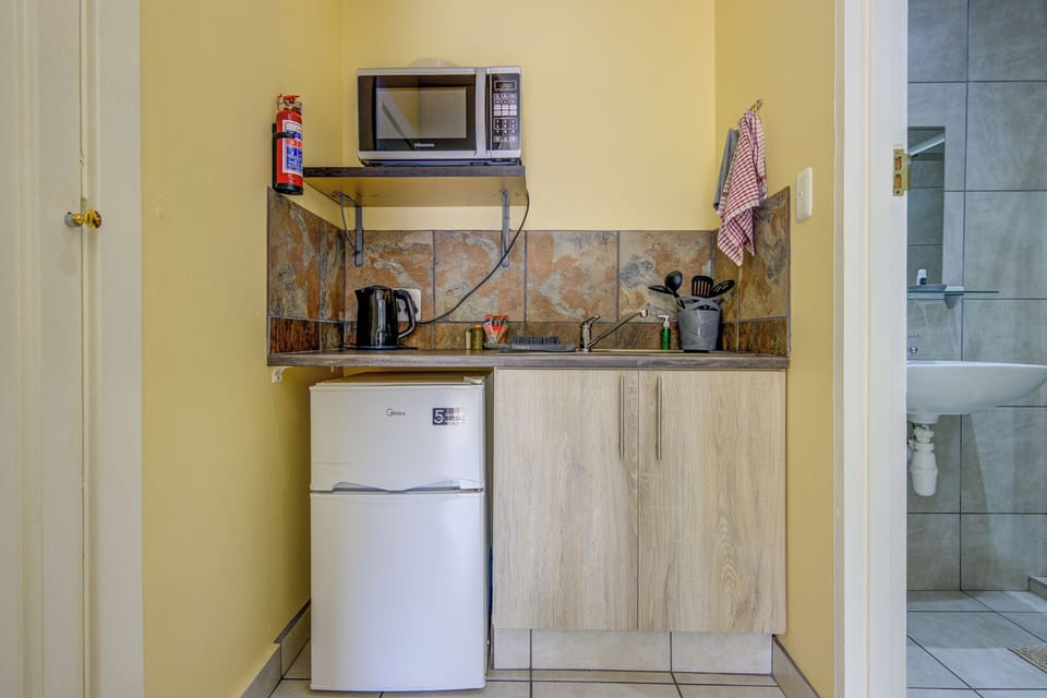 Classic Double or Twin Room, Balcony | Private kitchen | Mini-fridge, microwave, electric kettle, cookware/dishes/utensils