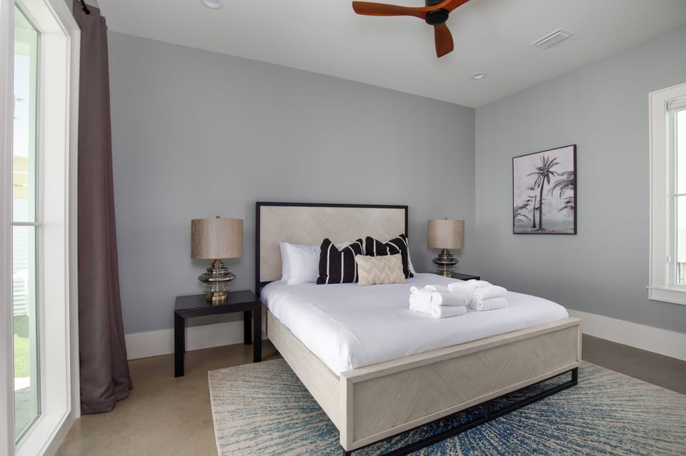 4 bedrooms, blackout drapes, travel crib, bed sheets