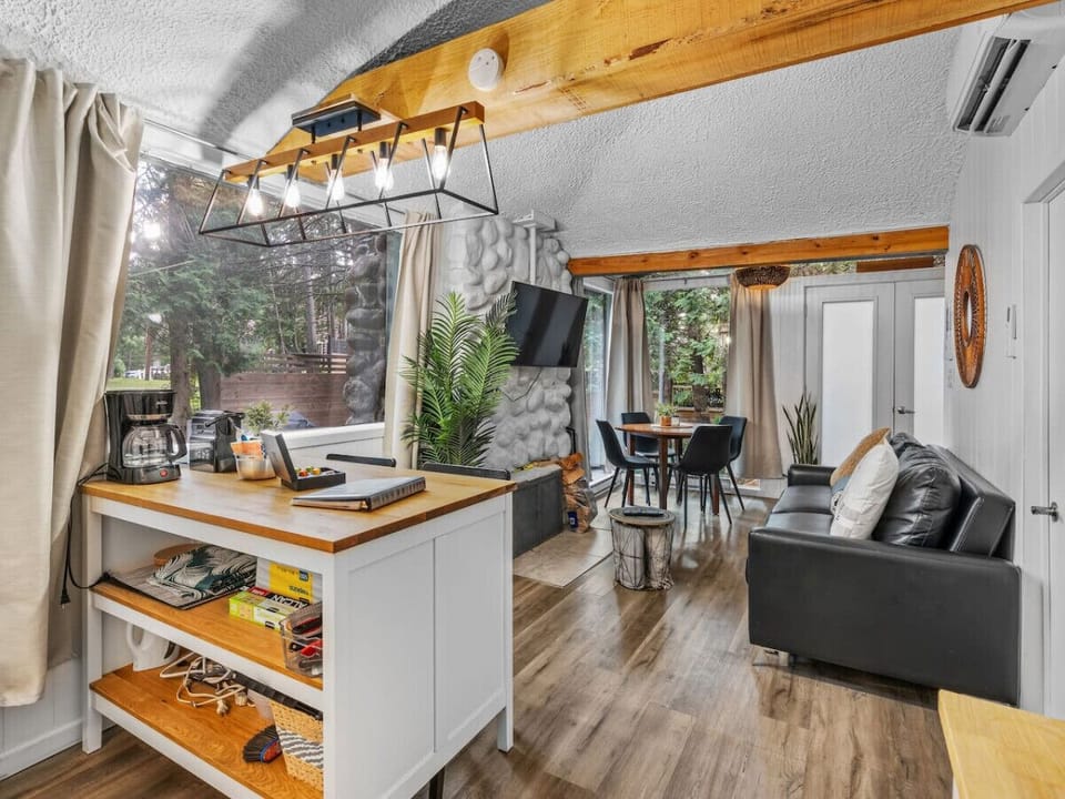 Discover a fully equipped kitchen, perfect for preparing your favorite meals in our cottage.A small, but functional space for convivial moments for families or groups of friends.