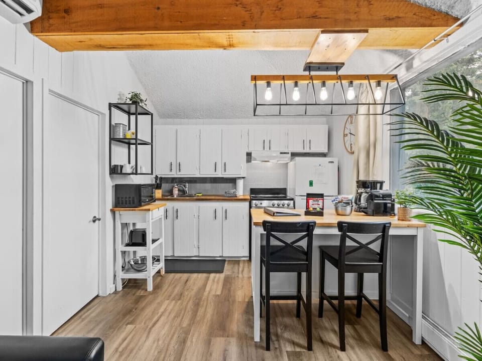 Discover a fully equipped kitchen, perfect for preparing your favorite meals in our cottage.A small, but functional space for convivial moments for families or groups of friends.