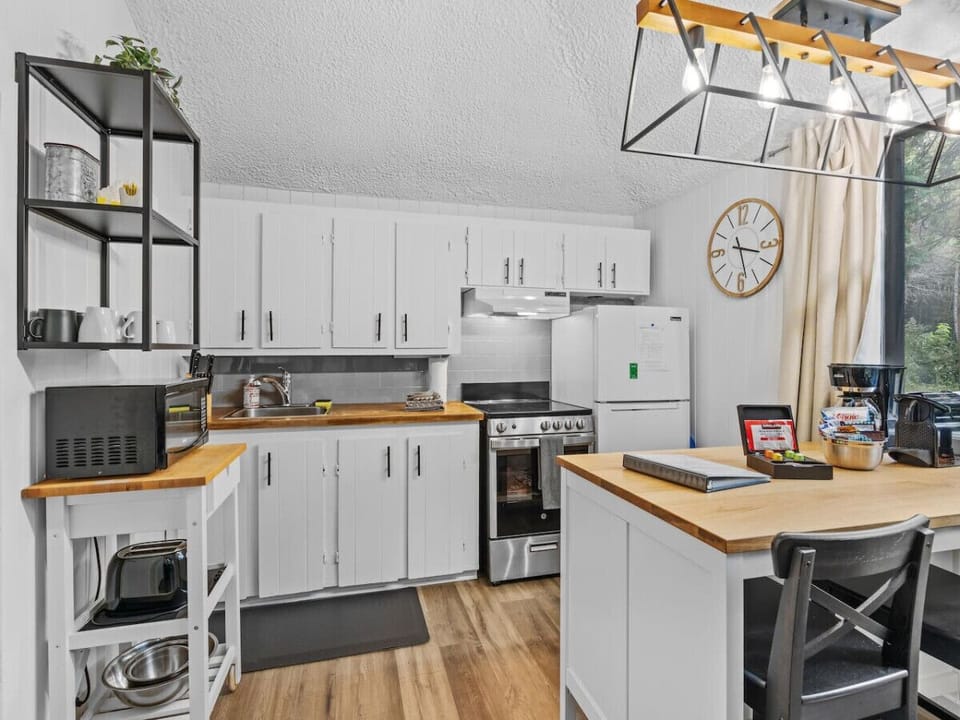 Discover a fully equipped kitchen, perfect for preparing your favorite meals in our cottage.A small, but functional space for convivial moments for families or groups of friends.
