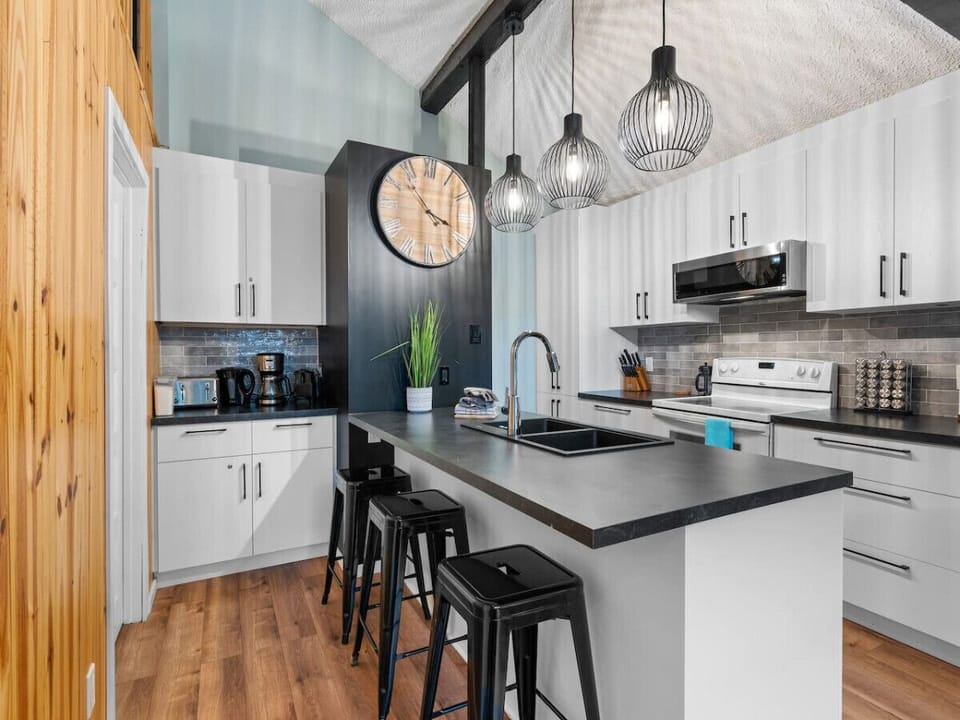 Discover a fully equipped kitchen renovated in April 2023, ideal for preparing your favorite meals in our cottage.