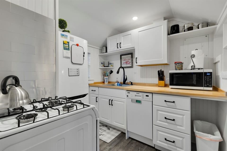 fully equipped kitchen