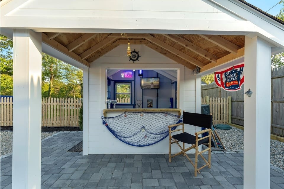 Your own private tiki bar 🍹