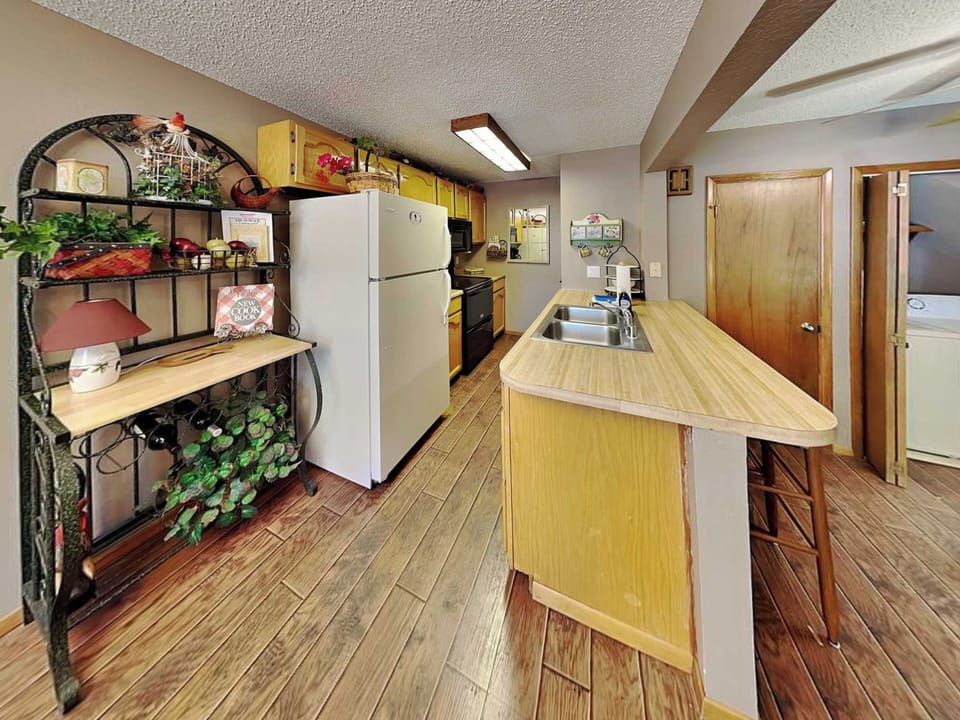 Condo (2 Bedrooms) | Property amenity