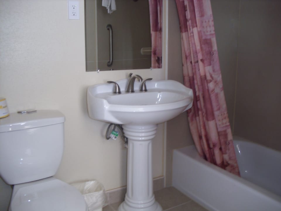 Combined shower/tub, free toiletries, hair dryer, towels