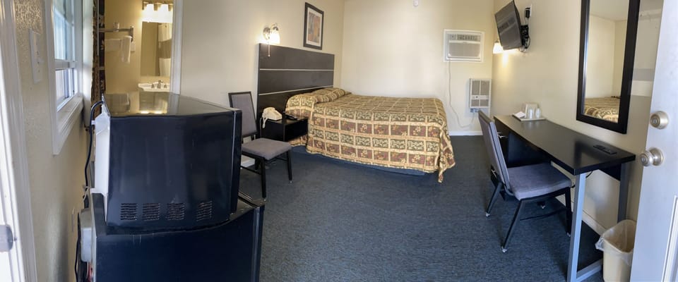 Queen Room | Desk, free WiFi