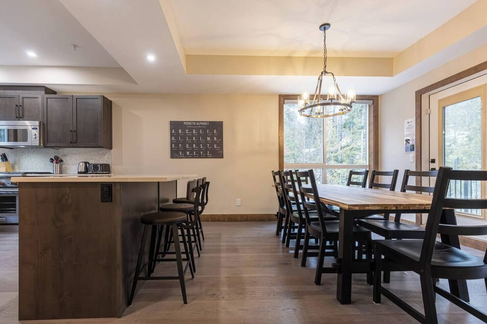 Dining Area l Seats 8