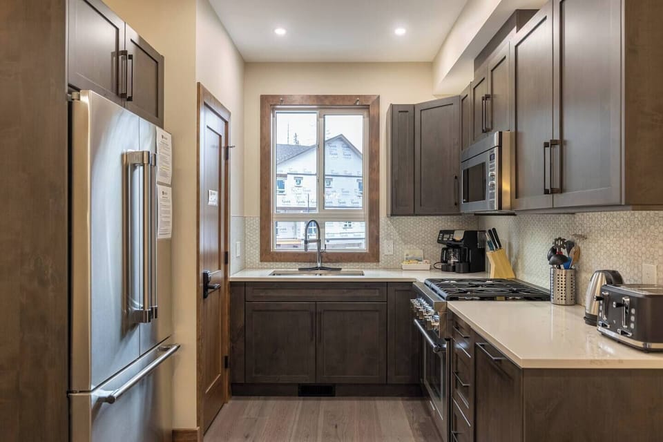 Modern Kitchen l Well Stocked for Any Occasion