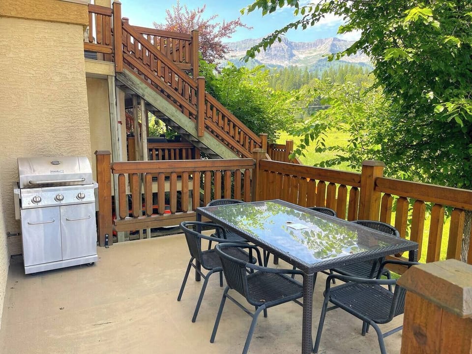 Large Patio l Gas BBQ