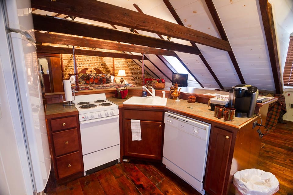 Annie Danner Suite | Private kitchen | Fridge, microwave, oven, stovetop