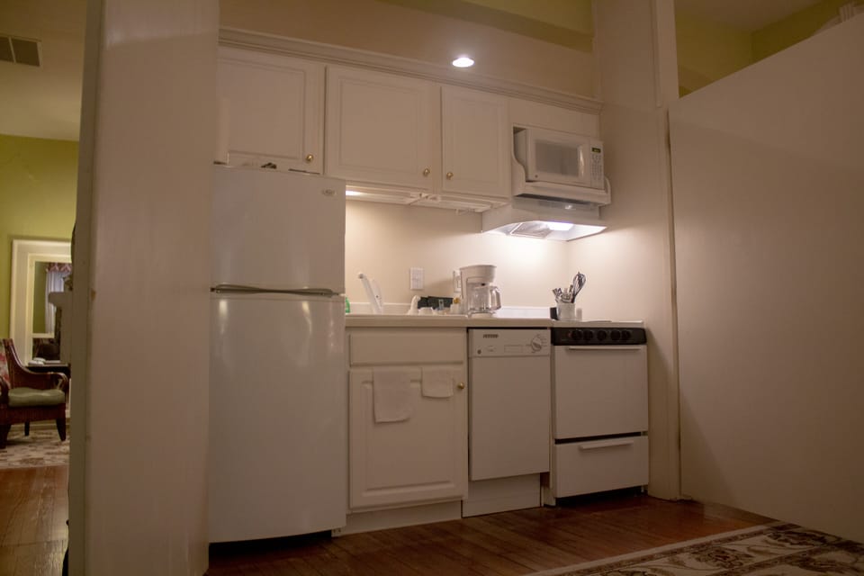 Irene Danner Suite | Private kitchen | Fridge, microwave, oven, stovetop