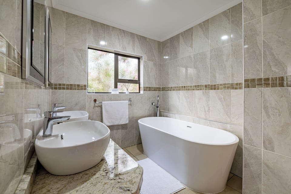 Garden Suite | Bathroom | Hair dryer, towels, soap, shampoo