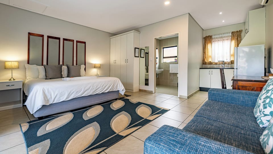 The Aviary (2 sleeper) | Premium bedding, in-room safe, laptop workspace, WiFi (free)
