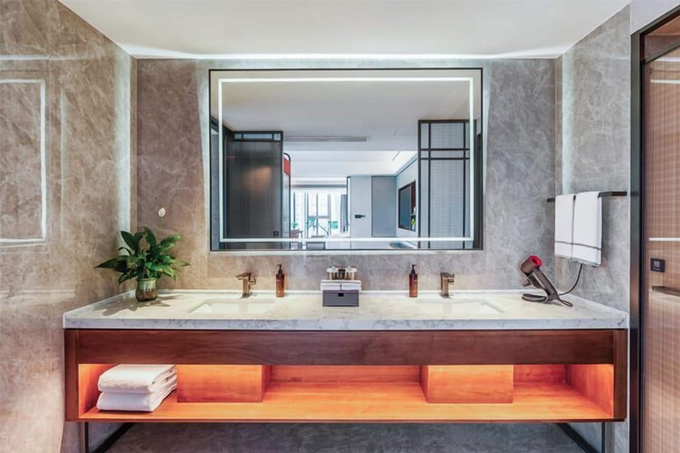 Superior Suite, City View | Bathroom | Shower, hair dryer, slippers, shampoo