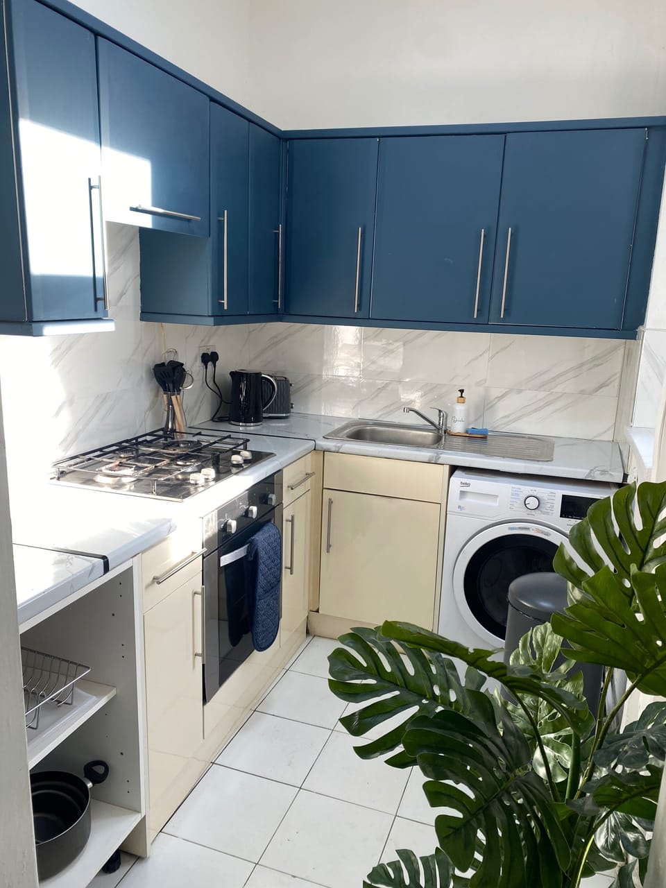 Bright and open kitchen with plenty of space and a Blue and cream-toned theme 