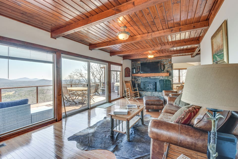 Living Room | 1st Floor | Smart TV w/ Cable | Central Heating & A/C | Free WiFi