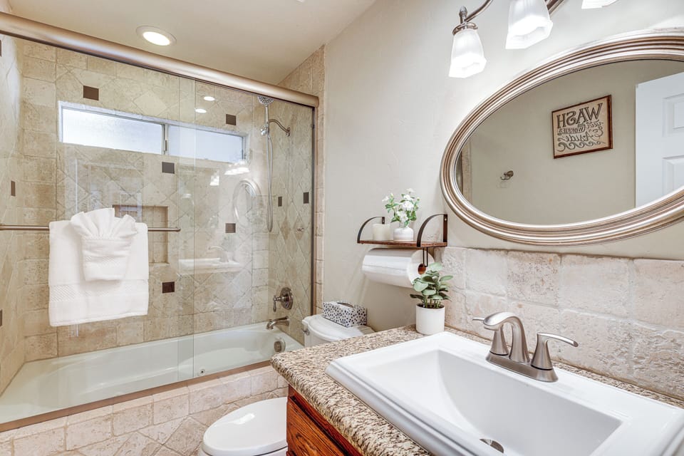 Full Bathroom | Jetted Tub | 1st Floor