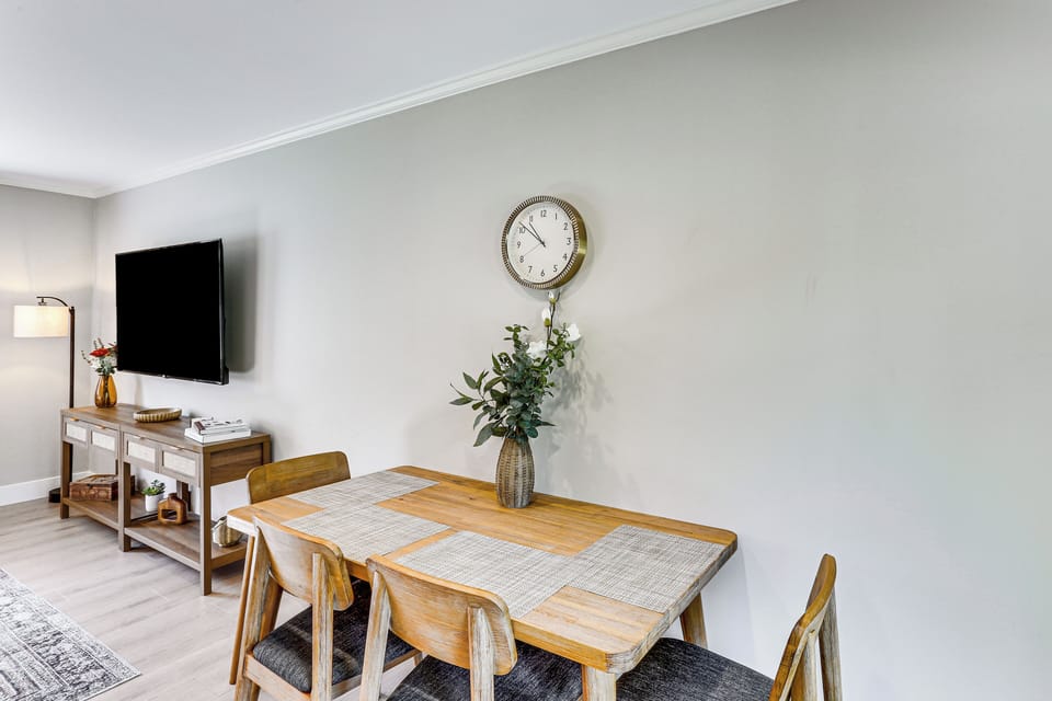 Dining Area | Dishware & Flatware Provided | Central A/C & Heat