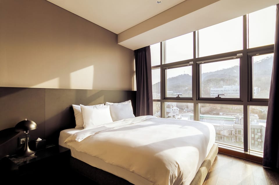 Holmes Suite King | In-room safe, iron/ironing board, free WiFi, bed sheets