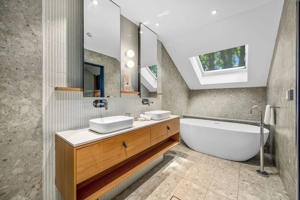 Executive Suite with Free Wi-Fi & Free Parking | Bathroom | Shower, slippers, towels