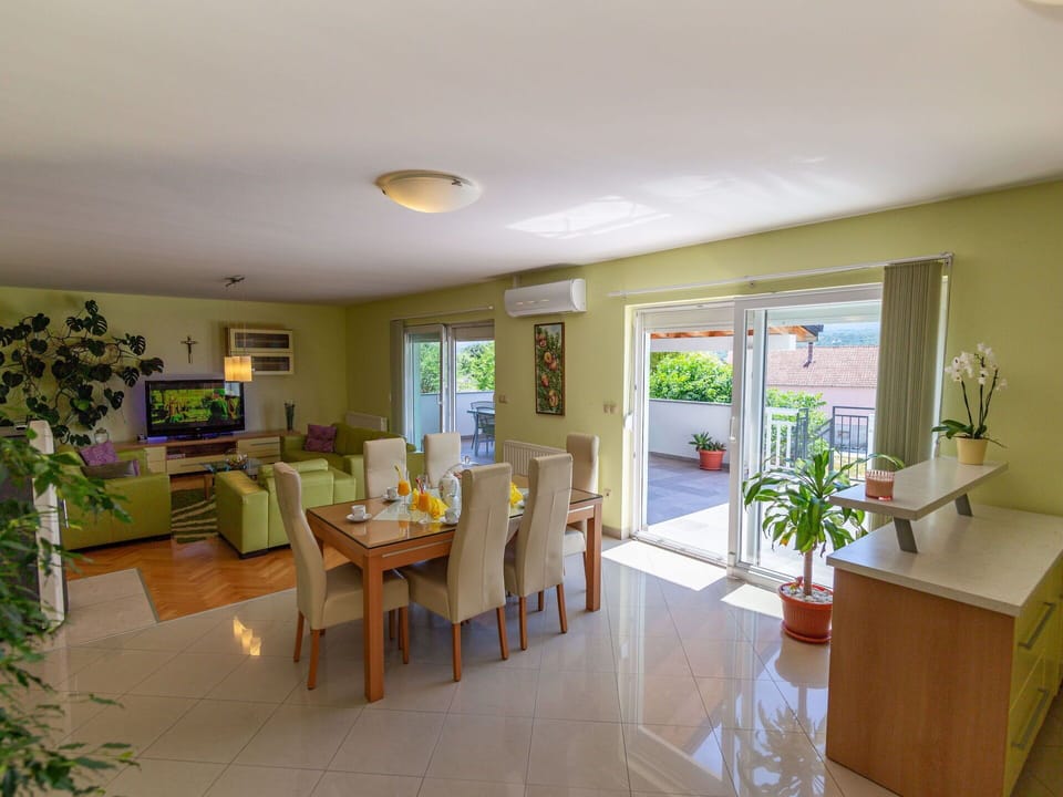 Plant, Table, Furniture, Houseplant, Building, Flowerpot, Window, Cabinetry, Chair, Wood