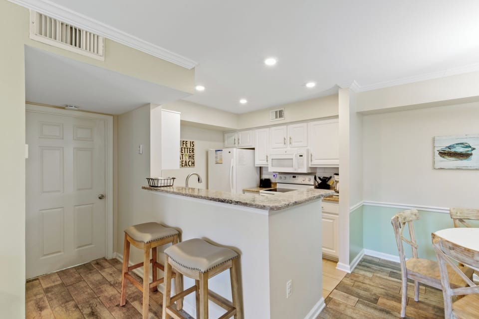 Signature Condo, 2 Bedrooms, Balcony, Garden View | Private kitchen | Fridge, microwave, oven, stovetop