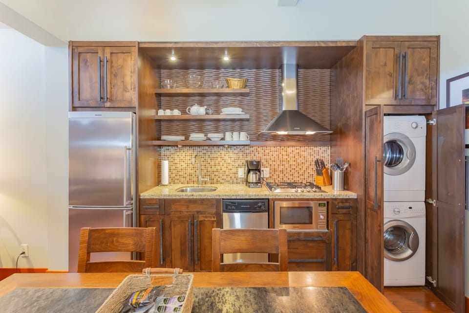 Coffee/tea maker, fridge
