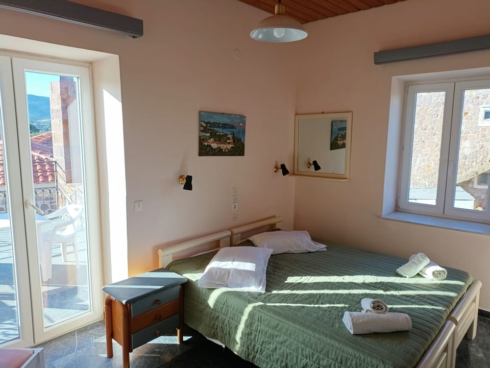 Classic Double or Twin Room, Non Smoking, Courtyard View | In-room safe, blackout drapes, free WiFi