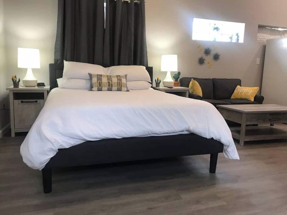 Queen sized bed.  We get many compliments on our linens and comfortable mattress. 