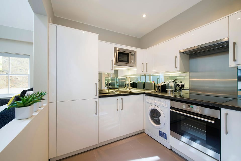 Flat 7 | Private kitchenette | Full-size fridge, microwave, oven, stovetop