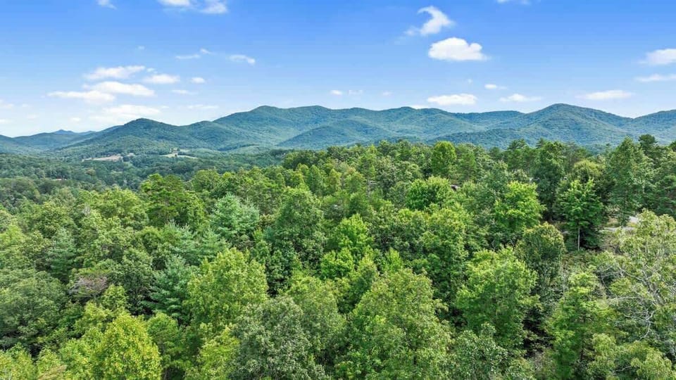 Enjoy sweeping Blue Ridge Mountain views.A peaceful luxury getaway.