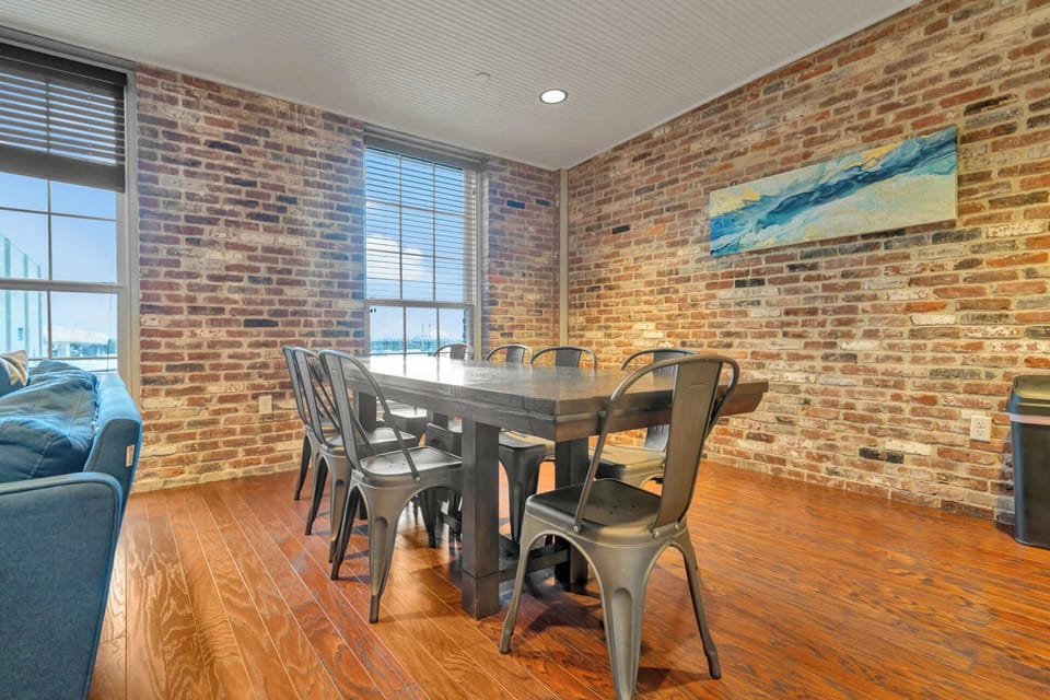 Dining Room: Cook and dine in style with this fully equipped kitchen and dining area, perfect for family meals or entertaining guests.