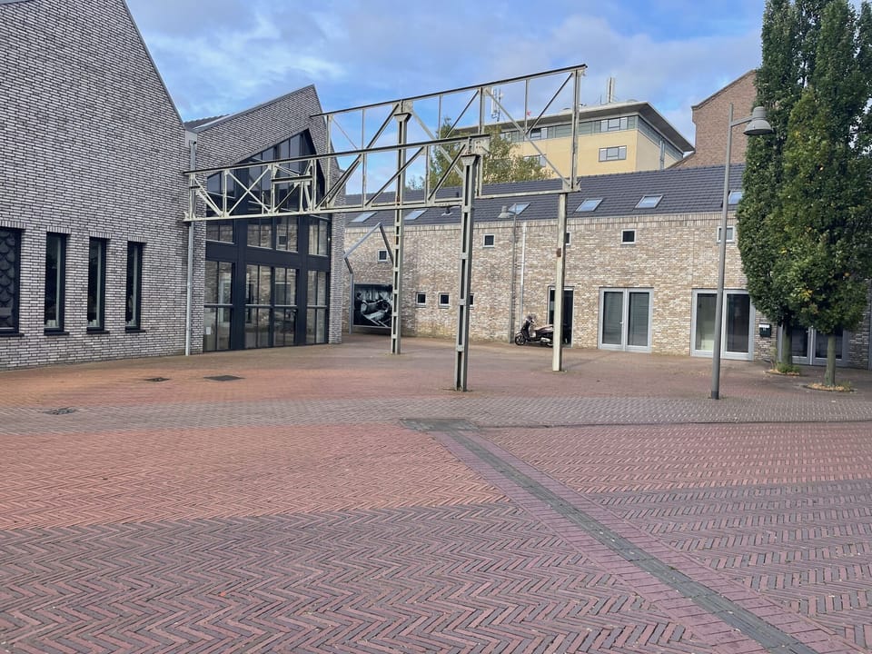 Experience tranquility in a quiet area with convenient access to nature trails, charming cafes, and shopping, along with excellent public transport links to explore further.
