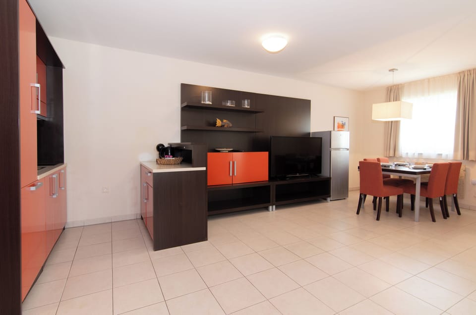 Apartment, 2 Bedrooms, Courtyard View | In-room dining