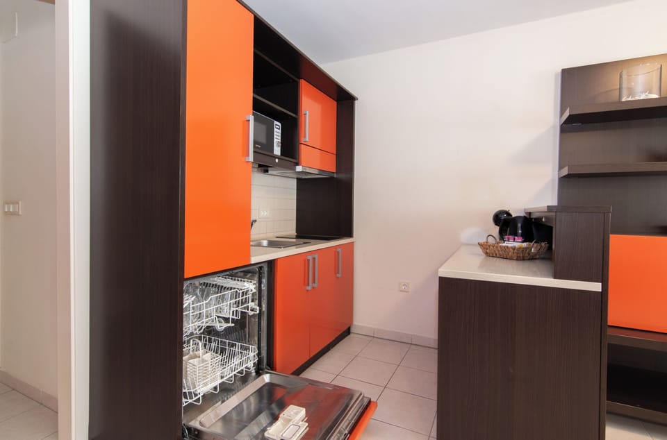 Apartment, 2 Bedrooms, Courtyard View | Private kitchen | Electric kettle, toaster