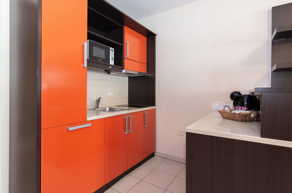 Apartment, 2 Bedrooms, Courtyard View | Private kitchen | Electric kettle, toaster