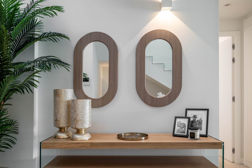 Walls are decorated with ornamental details, such as mouldings or panelling, and often include artistic elements such as paintings, mirrors or sculptures.