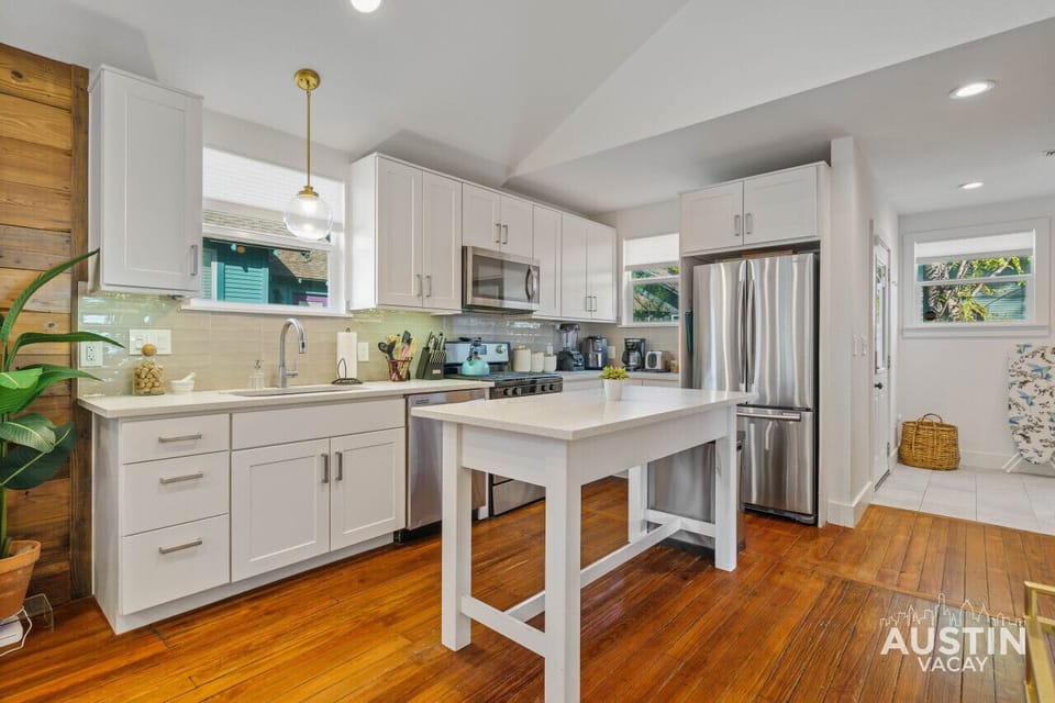 Stylish, fully equipped kitchen with stainless appliances!