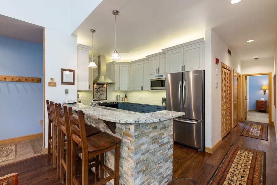 Condo, 3 Bedrooms | Private kitchen | Fridge, oven, coffee/tea maker, toaster