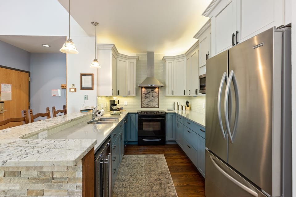 Condo, 3 Bedrooms | Private kitchen | Fridge, oven, coffee/tea maker, toaster