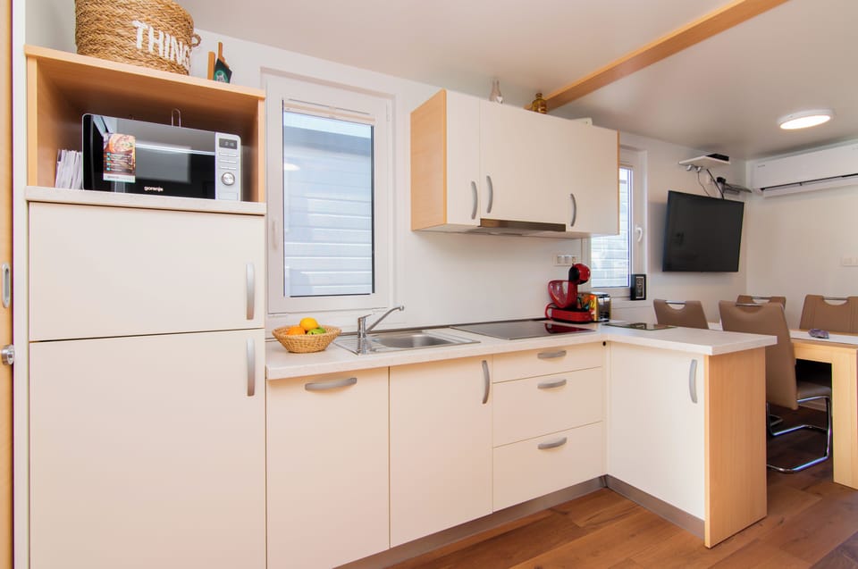Mobile Home, 2 Bedrooms, Sea View, Overwater | Private kitchen | Electric kettle, toaster