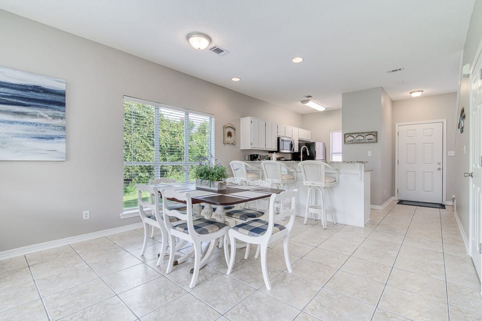 Dining to kitchen