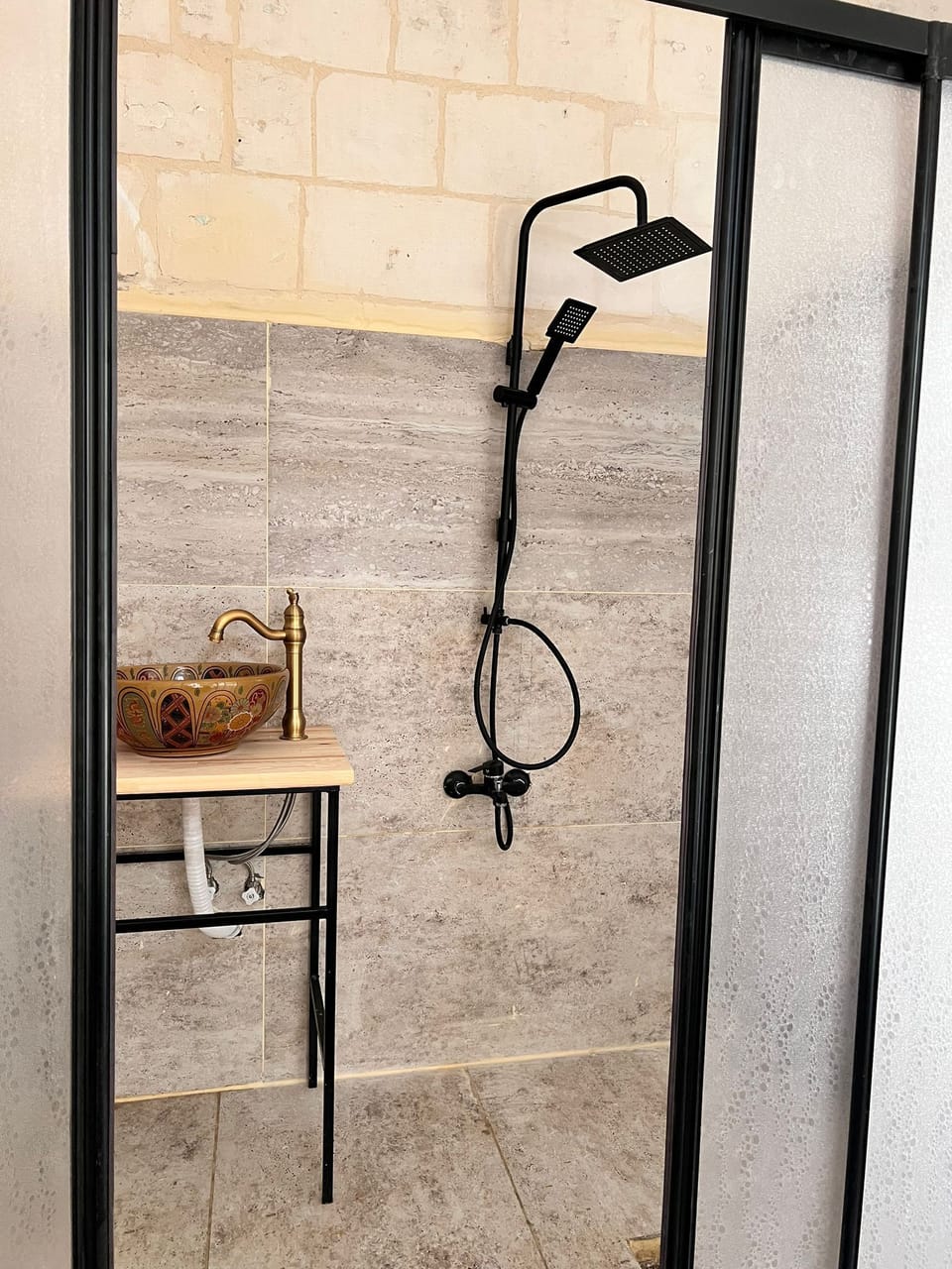 Room, 1 Queen Bed, Private Bathroom | Bathroom | Shower, eco-friendly toiletries, hair dryer, slippers
