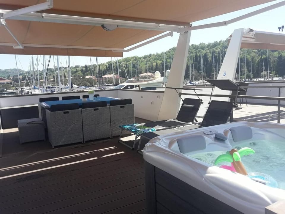Mobile Home, 2 Bedrooms, Sea View, Overwater | Terrace/patio