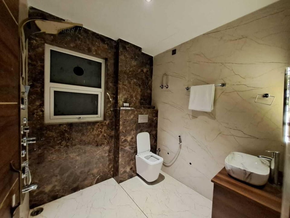 Deluxe Room | Bathroom | Shower, free toiletries, towels, soap